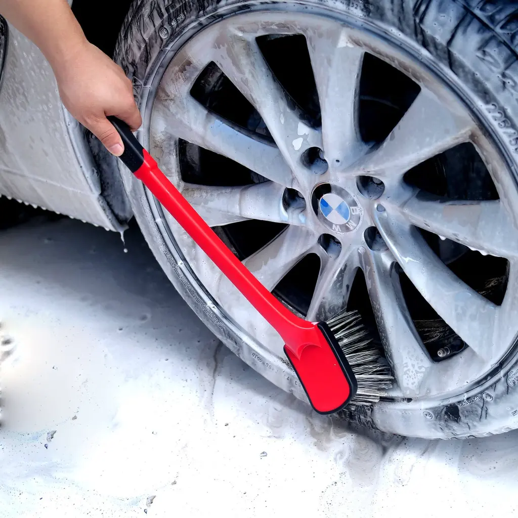 MAXSHINE SOFT GRIP WHEEL&TIRE BRUSH LONG Black - Tīrīšanas birste riteņiem un arkam5.webp